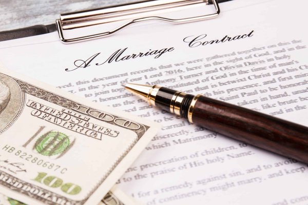 Quelle est la signification des motifs floraux dans les tapis persans anciens ?