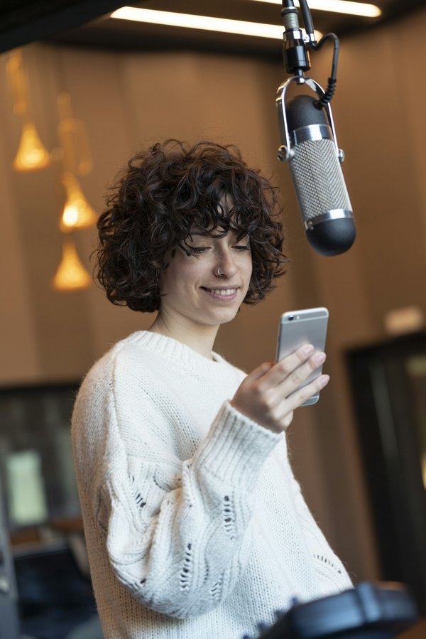 Services voix off femme : qualité et rapidité garanties